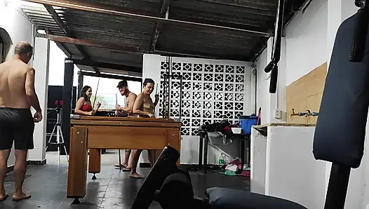 Billard spielen mit Halbschwestern, zwei Großschwänzigen