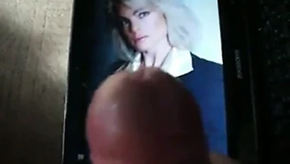 erika eleniak'a saygı duruşu