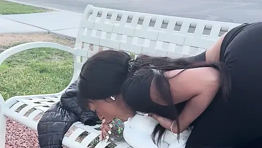 Dildo emiyor ve anal fışkırtarak sikişiyor
