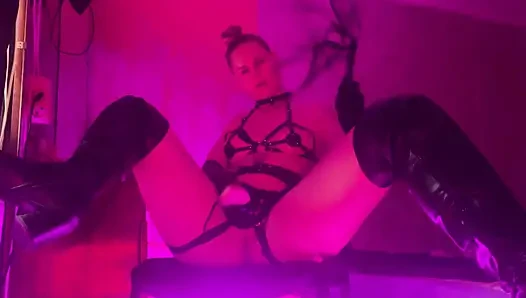 Latex-domina - Strap-on, Peitsche & Absoluter Gehorsam Necken