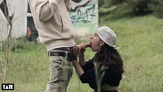wir lutschen von der rave-menge, um mehr spaß zu bekommen
