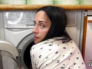 Un beau-fils baise sa belle-mère pendant qu’elle se trouvait à l’intérieur d’une machine à laver. Anal Creampie
