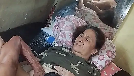 Onu tatmin etmek için yediğimde ıslak amına yaptıklarıma pişman olamaz