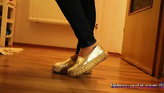 Соблазн болтать - Espadrilles и игры с ступнями в деревянных сандалиях