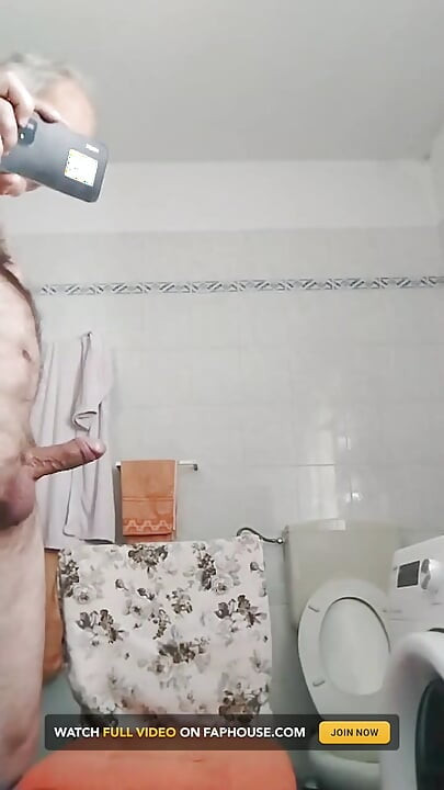 Puno pišanja u umivaoniku, dugo drkanje i prljavi jezik