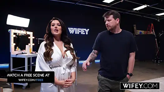 Lacy si istri semok dengan mata tertutup di-gangbang habis-habisan