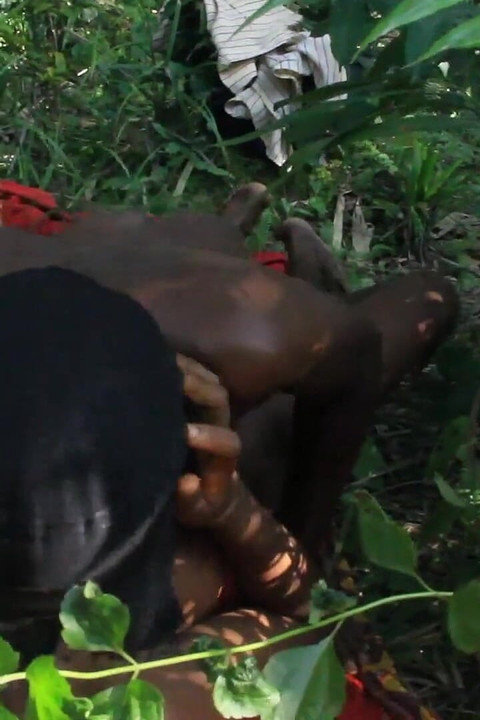 Des amants africains se font baiser