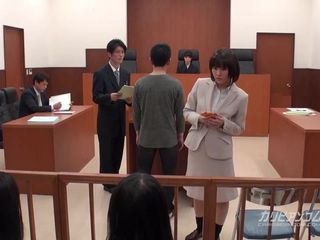 Advogado asiático tendo que entregar o trabalho no tribunal