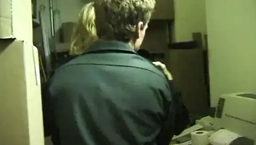 Versaute Taxifahrt: Heiße Blondine im Auto und auf dem Sofa