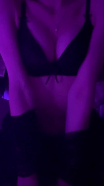 当我的乳房在我的胸罩中开始膨胀时