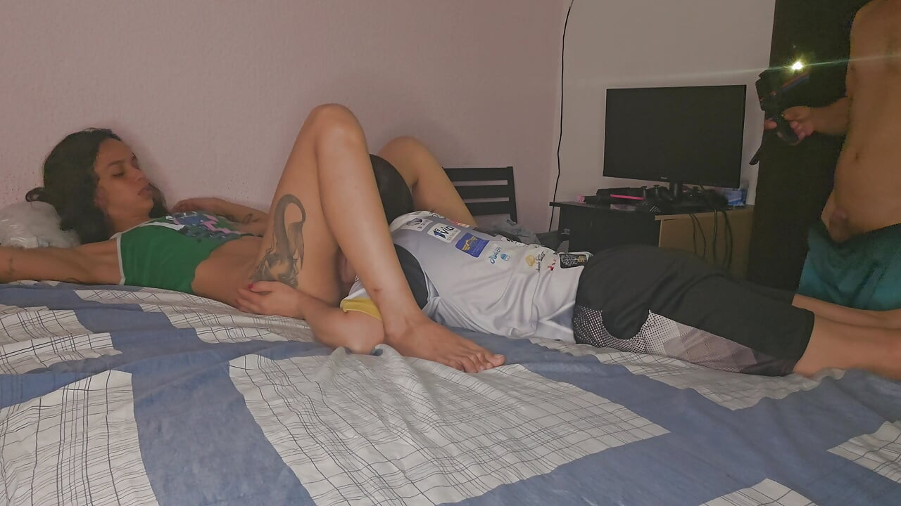 Чоловік ловить лесбіянку, яка займається з дружиною