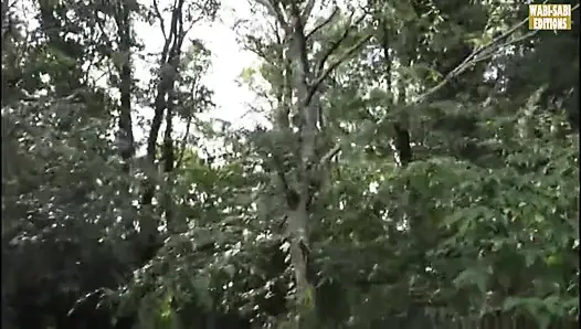 Ländliche Flucht, wo freigeistige reife frauen die erwachsenenfreiheit im freien umarmt - szene.3