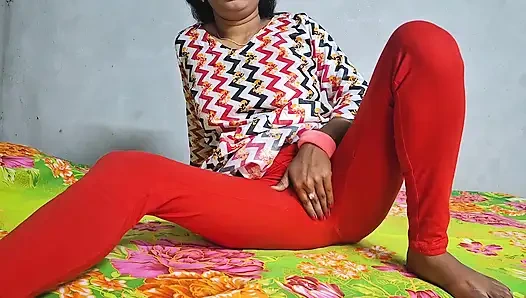 Cewek itu lagi fingering memeknya tapi nggak enak, topinya nggak sampai ke memeknya, dan dia minta tolong sama mantan suaminya.