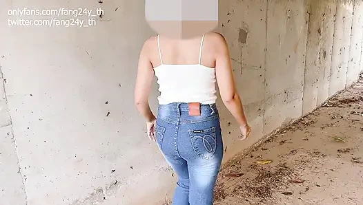 Freche thailändische hure kümmert sich nicht um ihren freund und fickte einen fremden in der Öffentlichkeit