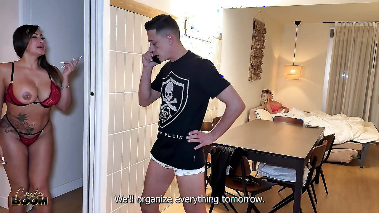 Plavuša deli penis svog muža u trojci - Carla Boom.