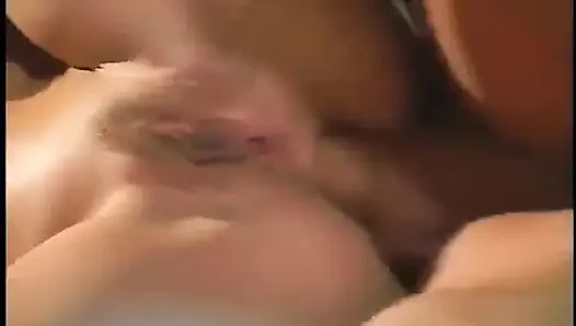 Sexy küken lutscht schwanz in einem hochzeitskleid, fickt anal und wird ins gesicht gesahnt