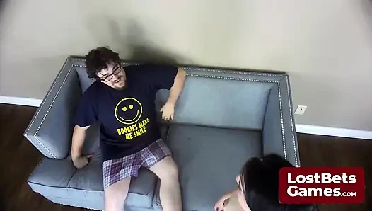 Bu striptiz dart oyunu beklenmedik zevkler bir gece vaat ediyor