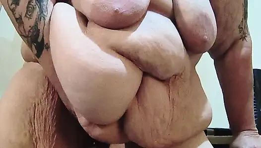Şişman kız bir paspas bulmak için fışkırtıyor