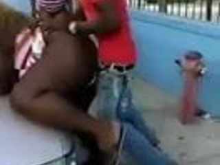 Jamaicana gordinha sendo espancada em um carro na frente das pessoas