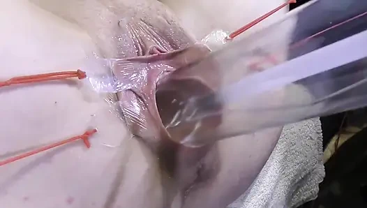 Далеко распространённая киска крупным планом, трахается с лампой на 1000 ватт