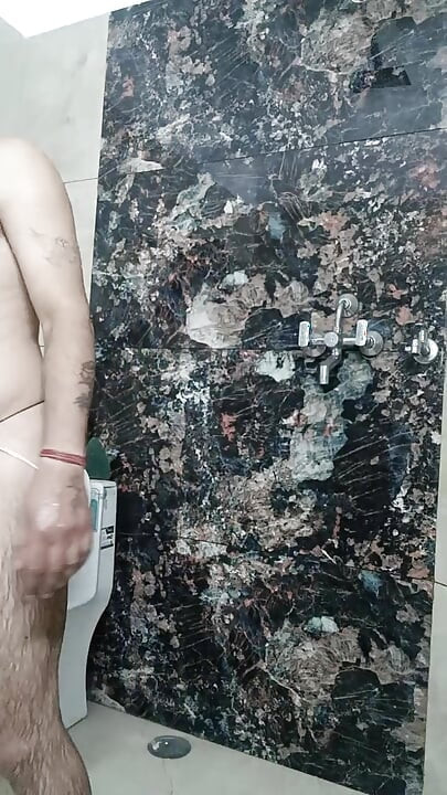 Ινδός άντρας απολαμβάνει ντους και σόου Masterbation με γείτονα
