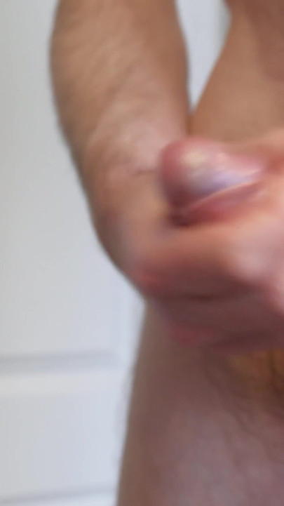Opwindend moment uit "Ik masseer mijn pik in de badkamer tijdens 30 minuten masturbatie, eindigt met cumshot"