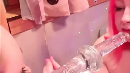 Симпатичная подруга-толстушка отправляет ее бойфренду видео минета соло