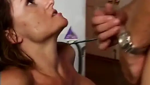 Seksi kızıl saçlı orta yaşlı seksi kadın amcık yalıyor