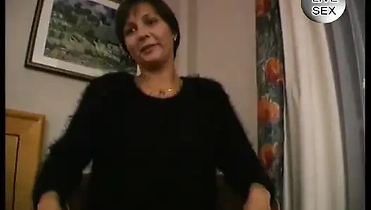 Brunette rambut pendek bermain-main dan mengisap kontol untuk kesenangan putih lengket