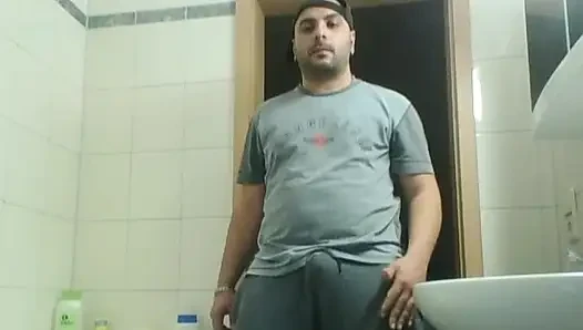 Kirlijunkbro tuvalete işiyor