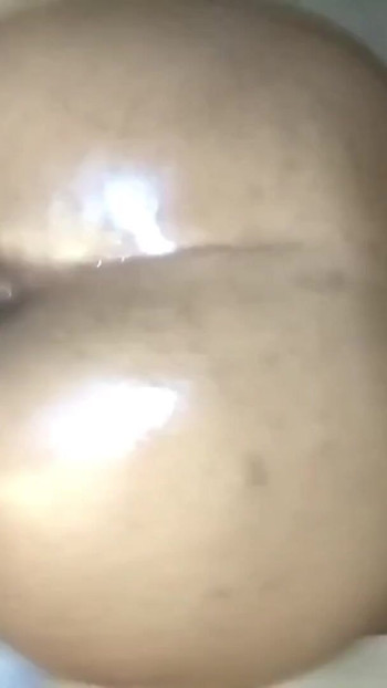 لحظة يجب مشاهدتها من "فيديو قديم منزلي ، مؤخرة كبيرة من خشب الأبنوس مارس الجنس على طريقة الكلب! الجزء 3"