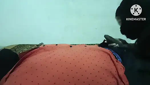 Муж и жена занимается романтическим сексом в спальне