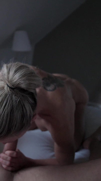 फिटनेस प्रशिक्षक दो बार उसका वीर्य निकालता है