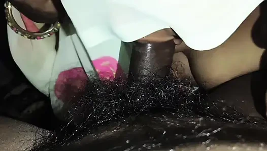 Kıyafetlerini çıkardım ve emdi.