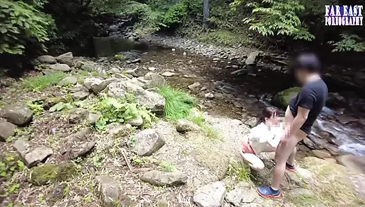 Wet-mark wander saat dia meninggalkan jejak nakal yang berkilauan di mana pun dia telanjang setengah pertama