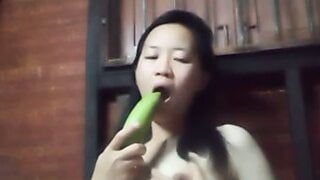 Chica china se masturba en casa sola esperándote 3