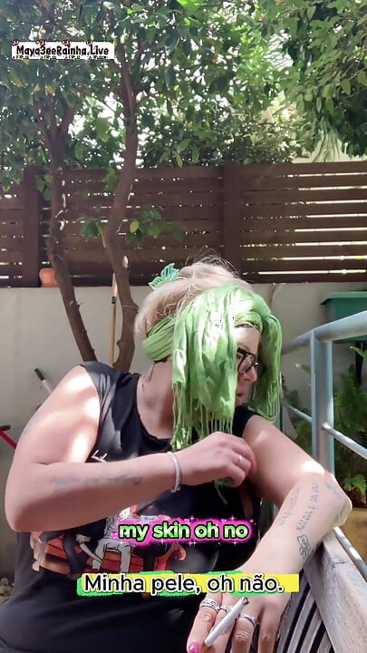 Ritual de fumar al aire libre - grandota brasileña milf diosa