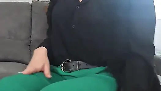 Aku lagi asik muasin memekku pakai dildo favoritku!