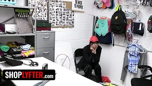 ShopLyfter - смелая крошка позволила сотруднику службы безопасности трахнуть ее, чтобы исправить все ее неправильные действия