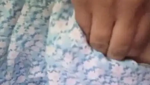 Brunette panas masturbasi dengan dildo raksasa di atas beruang teddy