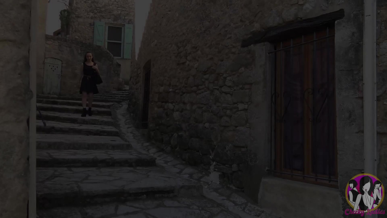 热 amandine 在户外三人行中乱搞