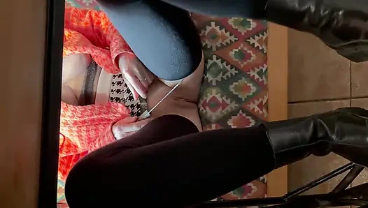 Обнаженная девушка в любительском видео