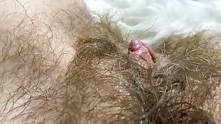 Vagina con enorme clitoride eretto viene scopata - grande orgasmo