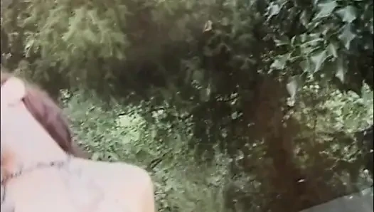 Yalama yalama büyük götünü parmaklıyor ormanda sikişiyor