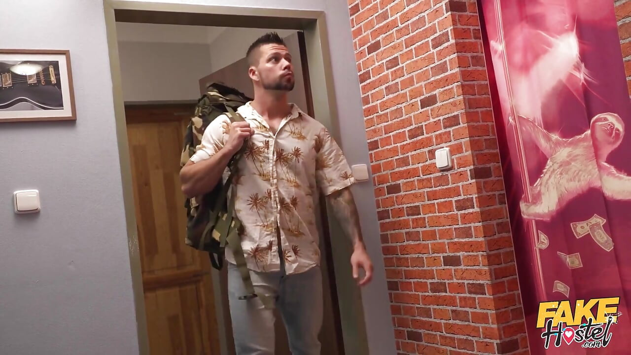 Fake hostel - Lily Joy zorgt ervoor dat ze de Rool en al het sperma reinigt voordat ze vertrekt