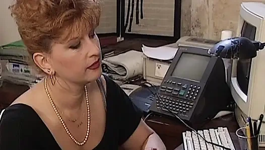 Çarpıcı Alman ofis sürtükleri anal üçlü sekste yarak ve dildo paylaşıyor