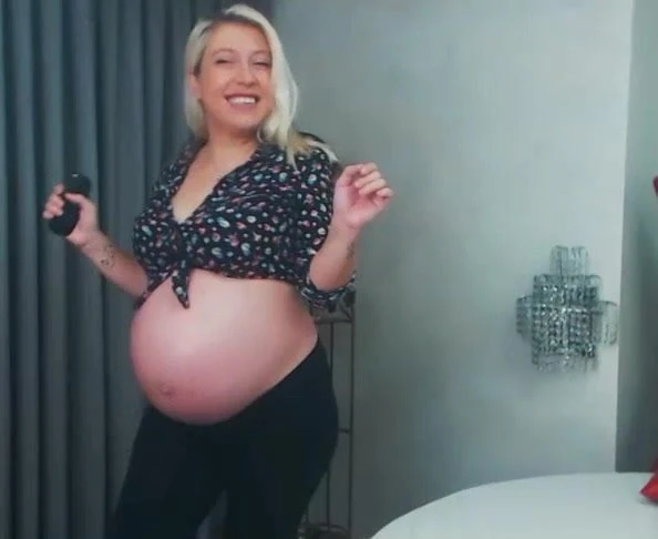 Pregnant twerking in clothes but so hot
