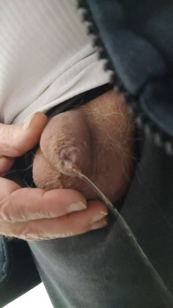 Az ujjaimra pisilek és nyalok