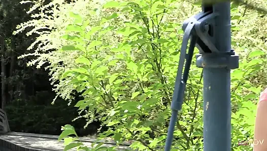 Mit einem weichen Teppich für spaß im freien kann das Scissoring zwischen lesben wirklich anstoßen