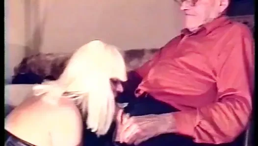 Blonde deutsche dame darf mit dem spielzeug und echtem schwanz spielen